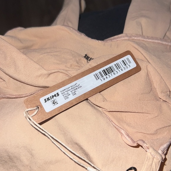 skims 
Shapewear Bodysuits
EVERYDAY SCULPT
MID THIGH BODYSUIT - Picture 5 of 8